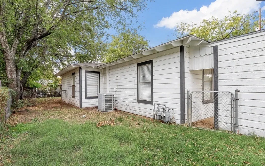 Single Family Residence For Sale in Johnson County , 122 Ramsey Avenue, Cleburne, Texas 76031, 4 Bedroom, 2 Bathroom, Garage spaces, 1,760 Sqft, built in 1953, mls#21334411, Real Estate Agent in Cleburne, Homes For Sale in Johnson county, Homes For Sale in Cleburne, Realtor in Cleburne Texas, Real Estate Brokerage Independent Realty Texas, Luminita Cordes Realtor