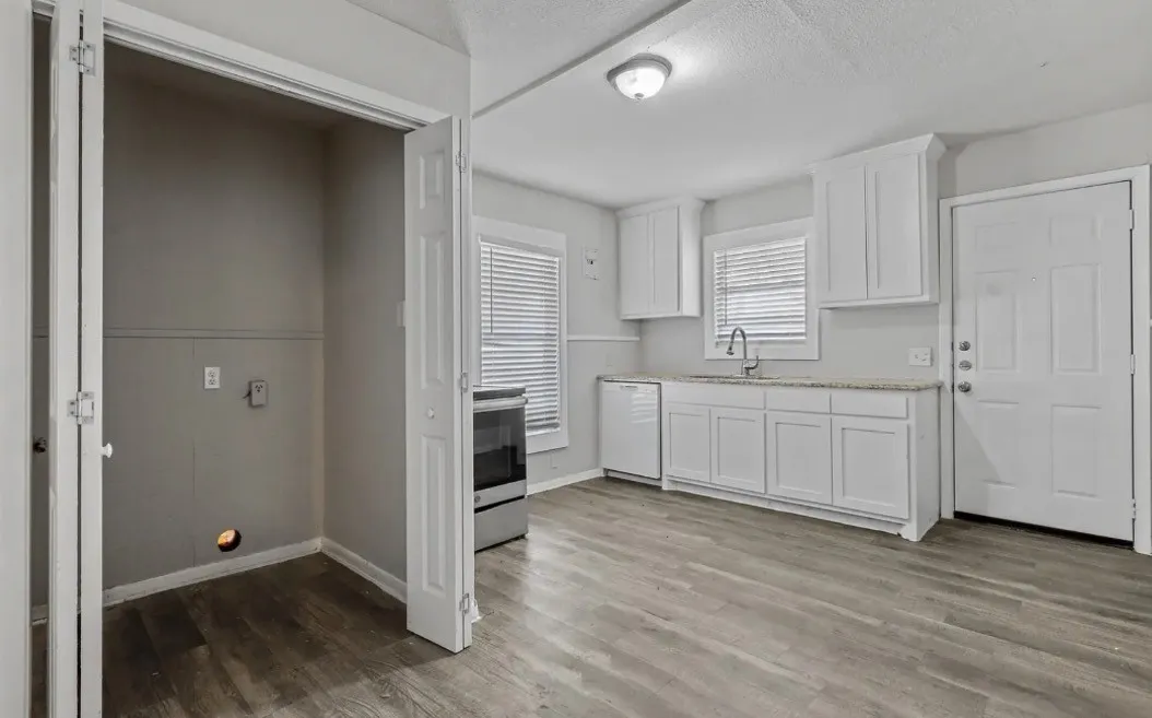 Single Family Residence For Sale in Johnson County , 122 Ramsey Avenue, Cleburne, Texas 76031, 4 Bedroom, 2 Bathroom, Garage spaces, 1,760 Sqft, built in 1953, mls#21334411, Real Estate Agent in Cleburne, Homes For Sale in Johnson county, Homes For Sale in Cleburne, Realtor in Cleburne Texas, Real Estate Brokerage Independent Realty Texas, Luminita Cordes Realtor