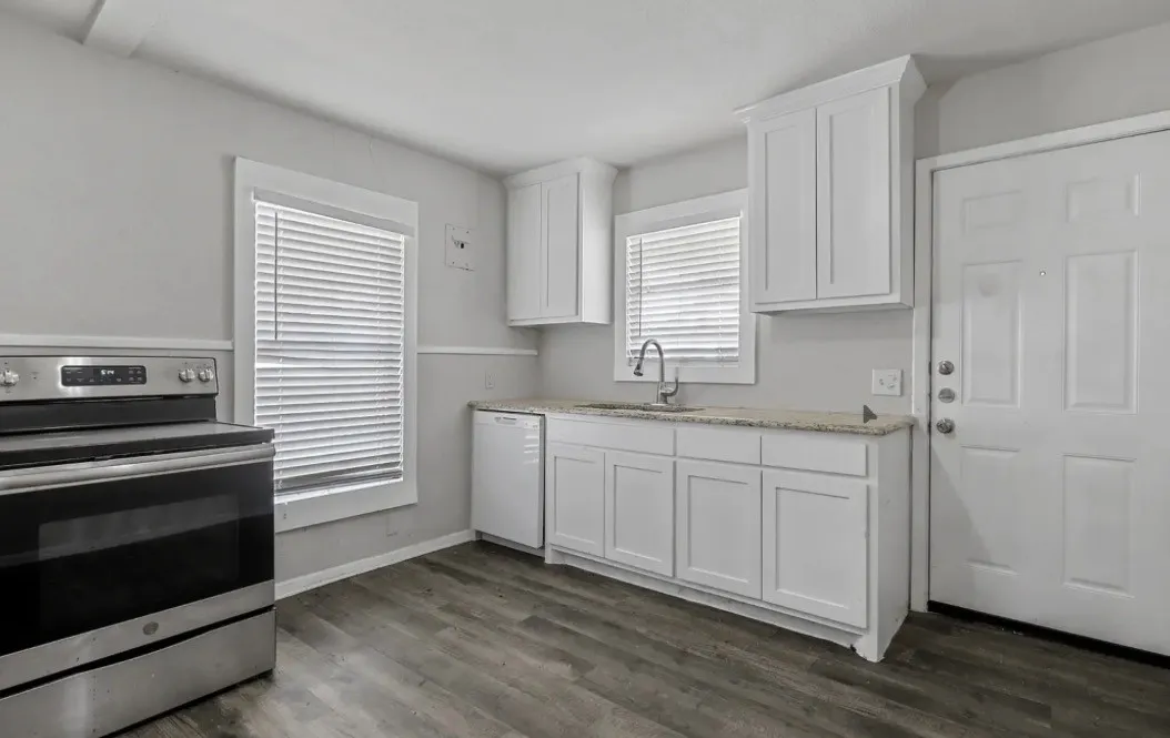 Single Family Residence For Sale in Johnson County , 122 Ramsey Avenue, Cleburne, Texas 76031, 4 Bedroom, 2 Bathroom, Garage spaces, 1,760 Sqft, built in 1953, mls#21334411, Real Estate Agent in Cleburne, Homes For Sale in Johnson county, Homes For Sale in Cleburne, Realtor in Cleburne Texas, Real Estate Brokerage Independent Realty Texas, Luminita Cordes Realtor
