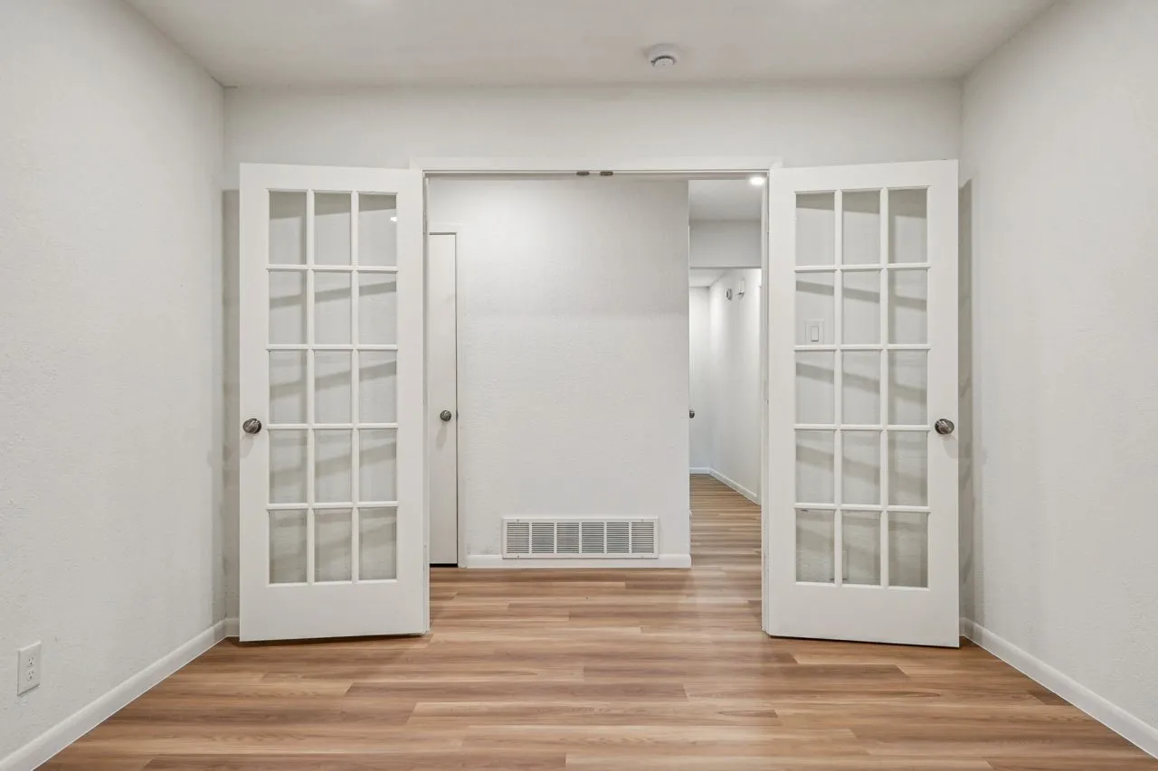 Single Family Residence For Sale in Tarrant County , 3529 Kelvin Avenue, Fort Worth, Texas 76133, 5 Bedroom, 3 Bathroom, 2 Garage spaces, 2,478 Sqft, built in 1977, mls#21343359, Real Estate Agent in Fort Worth, Homes For Sale in Tarrant county, Homes For Sale in Fort Worth, Realtor in Fort Worth Texas, Real Estate Brokerage Independent Realty Texas, Luminita Cordes Realtor