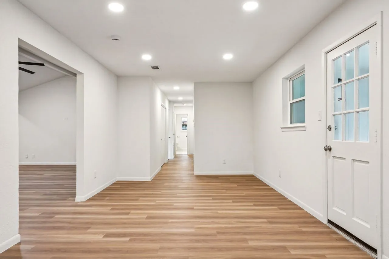 Single Family Residence For Sale in Tarrant County , 3529 Kelvin Avenue, Fort Worth, Texas 76133, 5 Bedroom, 3 Bathroom, 2 Garage spaces, 2,478 Sqft, built in 1977, mls#21343359, Real Estate Agent in Fort Worth, Homes For Sale in Tarrant county, Homes For Sale in Fort Worth, Realtor in Fort Worth Texas, Real Estate Brokerage Independent Realty Texas, Luminita Cordes Realtor