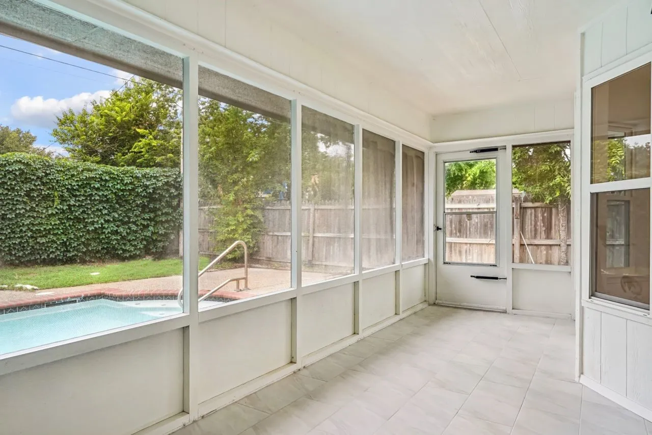 Single Family Residence For Sale in Tarrant County , 3529 Kelvin Avenue, Fort Worth, Texas 76133, 5 Bedroom, 3 Bathroom, 2 Garage spaces, 2,478 Sqft, built in 1977, mls#21343359, Real Estate Agent in Fort Worth, Homes For Sale in Tarrant county, Homes For Sale in Fort Worth, Realtor in Fort Worth Texas, Real Estate Brokerage Independent Realty Texas, Luminita Cordes Realtor