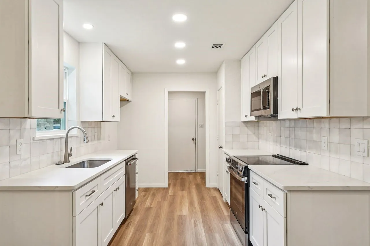 Single Family Residence For Sale in Tarrant County , 3529 Kelvin Avenue, Fort Worth, Texas 76133, 5 Bedroom, 3 Bathroom, 2 Garage spaces, 2,478 Sqft, built in 1977, mls#21343359, Real Estate Agent in Fort Worth, Homes For Sale in Tarrant county, Homes For Sale in Fort Worth, Realtor in Fort Worth Texas, Real Estate Brokerage Independent Realty Texas, Luminita Cordes Realtor