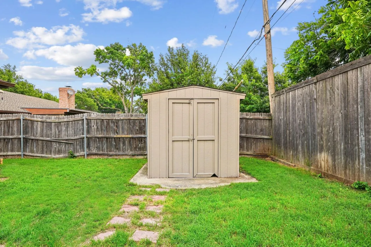 Single Family Residence For Sale in Tarrant County , 3529 Kelvin Avenue, Fort Worth, Texas 76133, 5 Bedroom, 3 Bathroom, 2 Garage spaces, 2,478 Sqft, built in 1977, mls#21343359, Real Estate Agent in Fort Worth, Homes For Sale in Tarrant county, Homes For Sale in Fort Worth, Realtor in Fort Worth Texas, Real Estate Brokerage Independent Realty Texas, Luminita Cordes Realtor