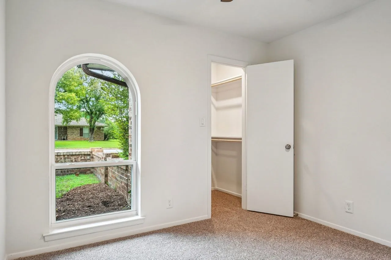 Single Family Residence For Sale in Tarrant County , 3529 Kelvin Avenue, Fort Worth, Texas 76133, 5 Bedroom, 3 Bathroom, 2 Garage spaces, 2,478 Sqft, built in 1977, mls#21343359, Real Estate Agent in Fort Worth, Homes For Sale in Tarrant county, Homes For Sale in Fort Worth, Realtor in Fort Worth Texas, Real Estate Brokerage Independent Realty Texas, Luminita Cordes Realtor