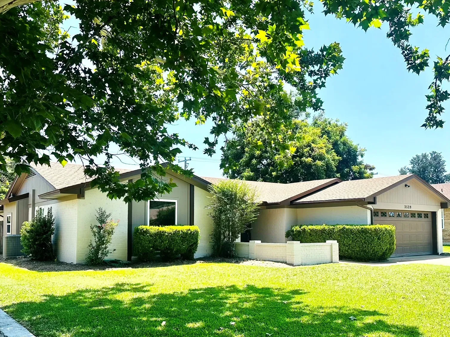 Single Family Residence For Sale in Tarrant County , 3529 Kelvin Avenue, Fort Worth, Texas 76133, 5 Bedroom, 3 Bathroom, 2 Garage spaces, 2,478 Sqft, built in 1977, mls#21343359, Real Estate Agent in Fort Worth, Homes For Sale in Tarrant county, Homes For Sale in Fort Worth, Realtor in Fort Worth Texas, Real Estate Brokerage Independent Realty Texas, Luminita Cordes Realtor