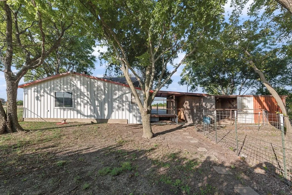 Single Family Residence For Sale in Ellis County , 220 Crump Circle, Red Oak, Texas 75154, 4 Bedroom, 2 Bathroom, Garage spaces, 1,858 Sqft, built in 1987, mls#21342213, Real Estate Agent in Red Oak, Homes For Sale in Ellis county, Homes For Sale in Red Oak, Realtor in Red Oak Texas, Real Estate Brokerage Independent Realty Texas, Luminita Cordes Realtor