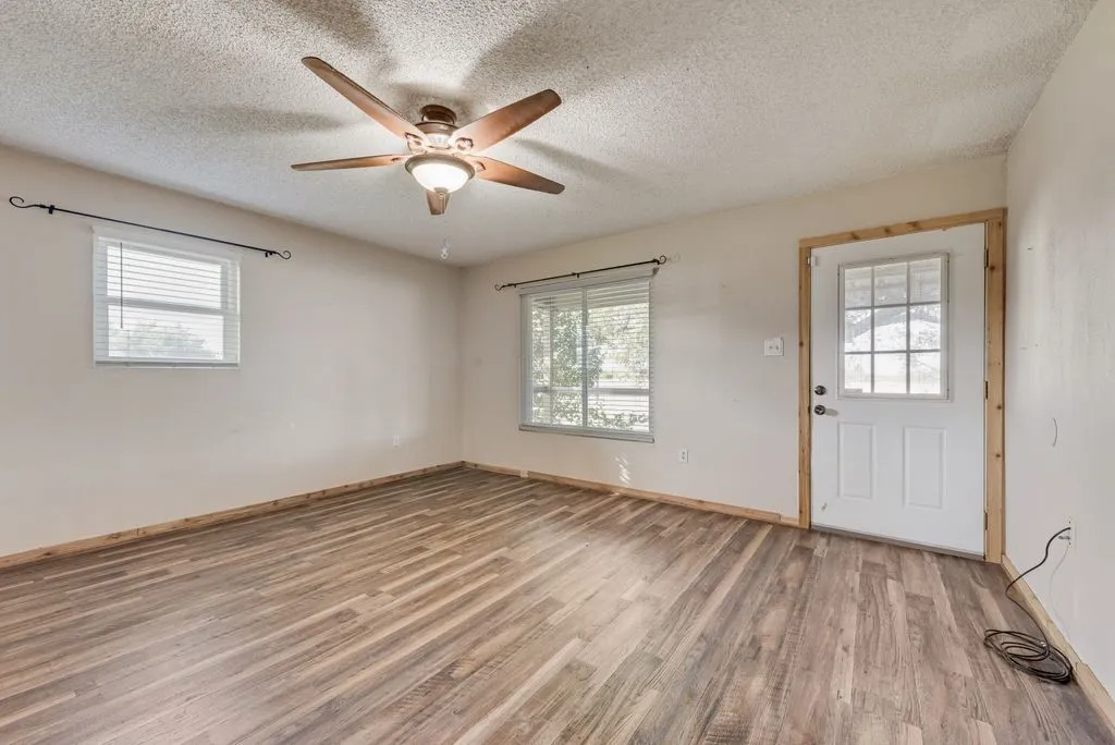 Single Family Residence For Sale in Ellis County , 220 Crump Circle, Red Oak, Texas 75154, 4 Bedroom, 2 Bathroom, Garage spaces, 1,858 Sqft, built in 1987, mls#21342213, Real Estate Agent in Red Oak, Homes For Sale in Ellis county, Homes For Sale in Red Oak, Realtor in Red Oak Texas, Real Estate Brokerage Independent Realty Texas, Luminita Cordes Realtor