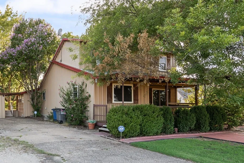 Single Family Residence For Sale in Ellis County , 220 Crump Circle, Red Oak, Texas 75154, 4 Bedroom, 2 Bathroom, Garage spaces, 1,858 Sqft, built in 1987, mls#21342213, Real Estate Agent in Red Oak, Homes For Sale in Ellis county, Homes For Sale in Red Oak, Realtor in Red Oak Texas, Real Estate Brokerage Independent Realty Texas, Luminita Cordes Realtor