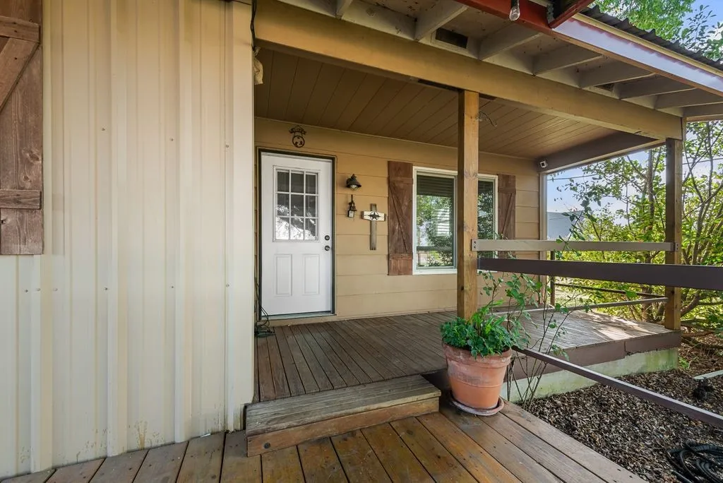 Single Family Residence For Sale in Ellis County , 220 Crump Circle, Red Oak, Texas 75154, 4 Bedroom, 2 Bathroom, Garage spaces, 1,858 Sqft, built in 1987, mls#21342213, Real Estate Agent in Red Oak, Homes For Sale in Ellis county, Homes For Sale in Red Oak, Realtor in Red Oak Texas, Real Estate Brokerage Independent Realty Texas, Luminita Cordes Realtor