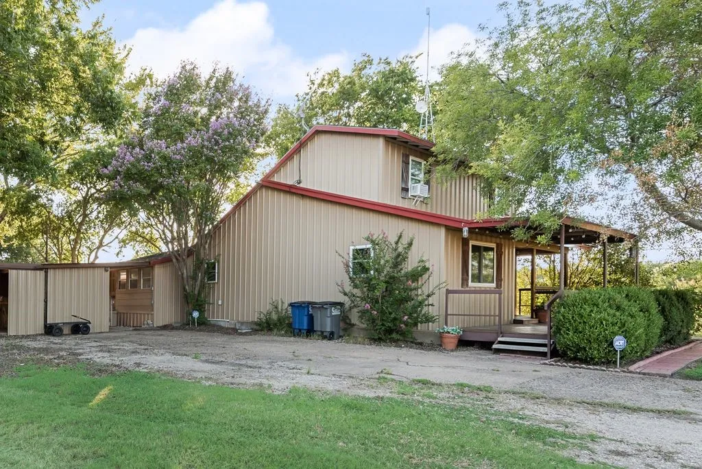 Single Family Residence For Sale in Ellis County , 220 Crump Circle, Red Oak, Texas 75154, 4 Bedroom, 2 Bathroom, Garage spaces, 1,858 Sqft, built in 1987, mls#21342213, Real Estate Agent in Red Oak, Homes For Sale in Ellis county, Homes For Sale in Red Oak, Realtor in Red Oak Texas, Real Estate Brokerage Independent Realty Texas, Luminita Cordes Realtor