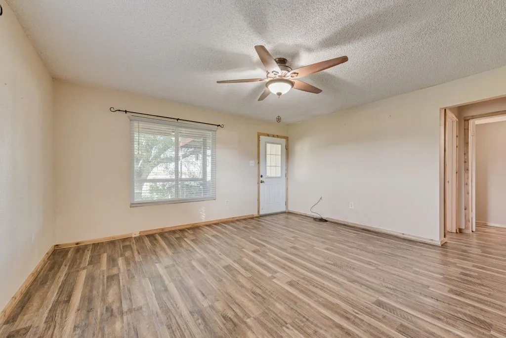 Single Family Residence For Sale in Ellis County , 220 Crump Circle, Red Oak, Texas 75154, 4 Bedroom, 2 Bathroom, Garage spaces, 1,858 Sqft, built in 1987, mls#21342213, Real Estate Agent in Red Oak, Homes For Sale in Ellis county, Homes For Sale in Red Oak, Realtor in Red Oak Texas, Real Estate Brokerage Independent Realty Texas, Luminita Cordes Realtor