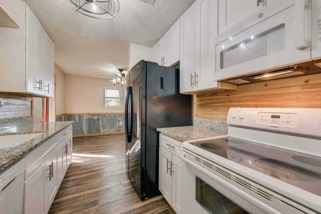 Single Family Residence For Sale in Ellis County , 220 Crump Circle, Red Oak, Texas 75154, 4 Bedroom, 2 Bathroom, Garage spaces, 1,858 Sqft, built in 1987, mls#21342213, Real Estate Agent in Red Oak, Homes For Sale in Ellis county, Homes For Sale in Red Oak, Realtor in Red Oak Texas, Real Estate Brokerage Independent Realty Texas, Luminita Cordes Realtor