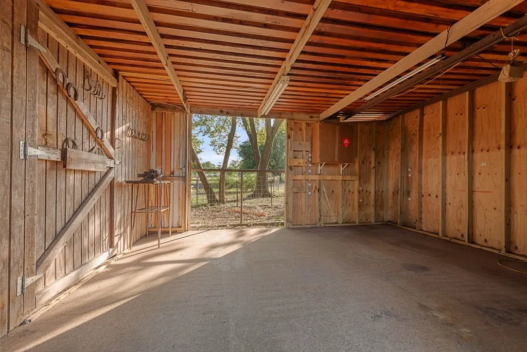 Single Family Residence For Sale in Ellis County , 220 Crump Circle, Red Oak, Texas 75154, 4 Bedroom, 2 Bathroom, Garage spaces, 1,858 Sqft, built in 1987, mls#21342213, Real Estate Agent in Red Oak, Homes For Sale in Ellis county, Homes For Sale in Red Oak, Realtor in Red Oak Texas, Real Estate Brokerage Independent Realty Texas, Luminita Cordes Realtor