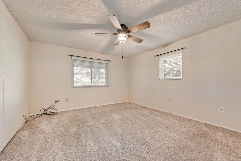 Single Family Residence For Sale in Ellis County , 220 Crump Circle, Red Oak, Texas 75154, 4 Bedroom, 2 Bathroom, Garage spaces, 1,858 Sqft, built in 1987, mls#21342213, Real Estate Agent in Red Oak, Homes For Sale in Ellis county, Homes For Sale in Red Oak, Realtor in Red Oak Texas, Real Estate Brokerage Independent Realty Texas, Luminita Cordes Realtor