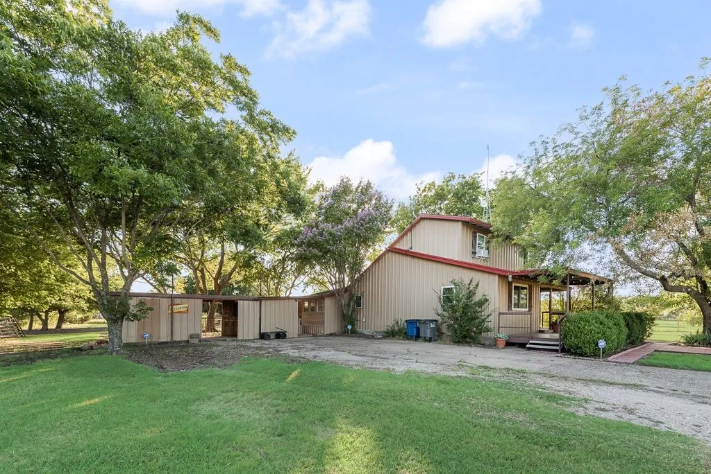 Single Family Residence For Sale in Ellis County , 220 Crump Circle, Red Oak, Texas 75154, 4 Bedroom, 2 Bathroom, Garage spaces, 1,858 Sqft, built in 1987, mls#21342213, Real Estate Agent in Red Oak, Homes For Sale in Ellis county, Homes For Sale in Red Oak, Realtor in Red Oak Texas, Real Estate Brokerage Independent Realty Texas, Luminita Cordes Realtor