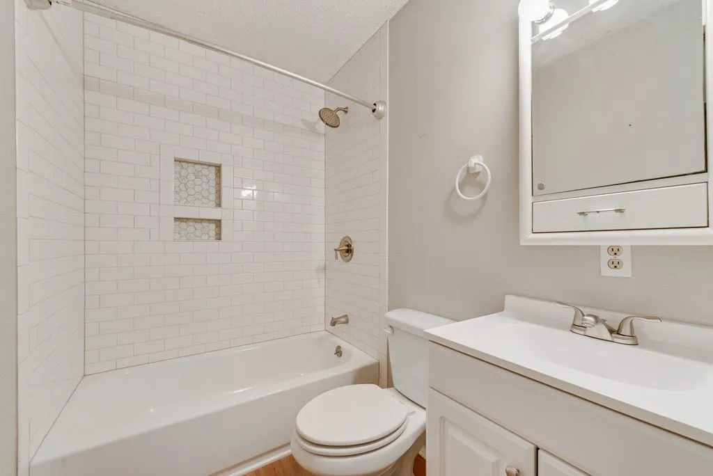 Single Family Residence For Sale in Ellis County , 220 Crump Circle, Red Oak, Texas 75154, 4 Bedroom, 2 Bathroom, Garage spaces, 1,858 Sqft, built in 1987, mls#21342213, Real Estate Agent in Red Oak, Homes For Sale in Ellis county, Homes For Sale in Red Oak, Realtor in Red Oak Texas, Real Estate Brokerage Independent Realty Texas, Luminita Cordes Realtor