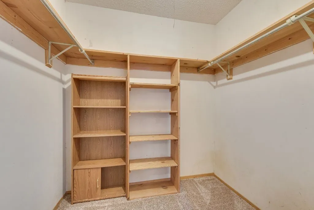 Single Family Residence For Sale in Ellis County , 220 Crump Circle, Red Oak, Texas 75154, 4 Bedroom, 2 Bathroom, Garage spaces, 1,858 Sqft, built in 1987, mls#21342213, Real Estate Agent in Red Oak, Homes For Sale in Ellis county, Homes For Sale in Red Oak, Realtor in Red Oak Texas, Real Estate Brokerage Independent Realty Texas, Luminita Cordes Realtor