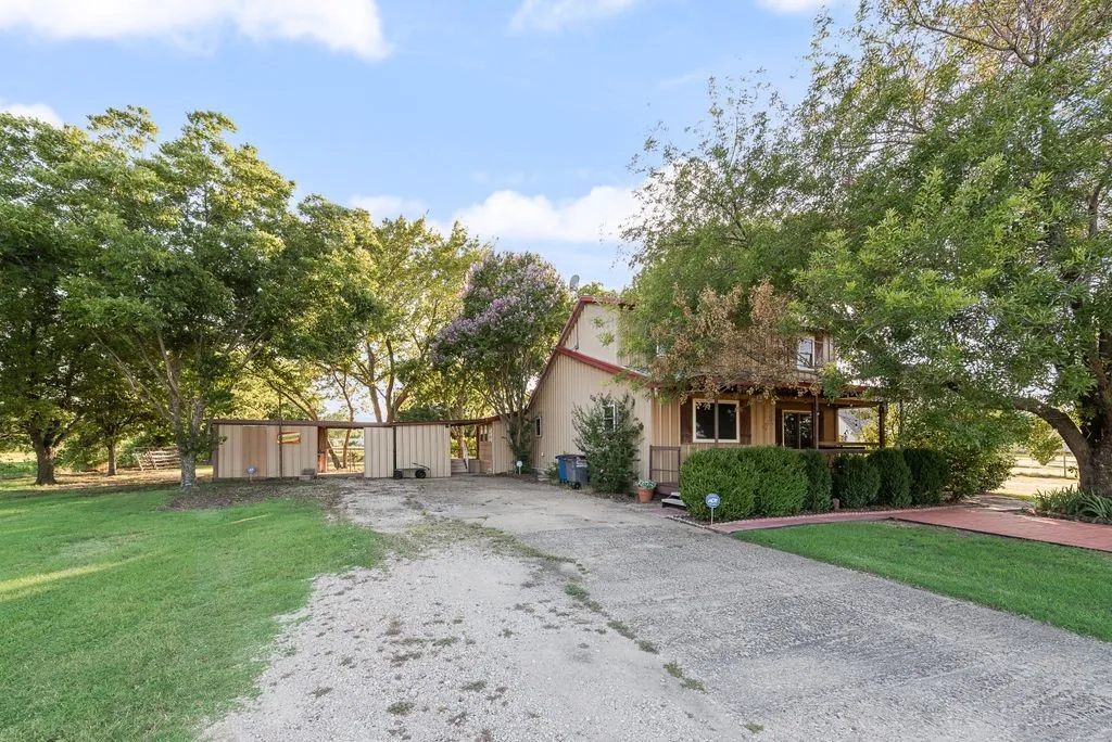 Single Family Residence For Sale in Ellis County , 220 Crump Circle, Red Oak, Texas 75154, 4 Bedroom, 2 Bathroom, Garage spaces, 1,858 Sqft, built in 1987, mls#21342213, Real Estate Agent in Red Oak, Homes For Sale in Ellis county, Homes For Sale in Red Oak, Realtor in Red Oak Texas, Real Estate Brokerage Independent Realty Texas, Luminita Cordes Realtor