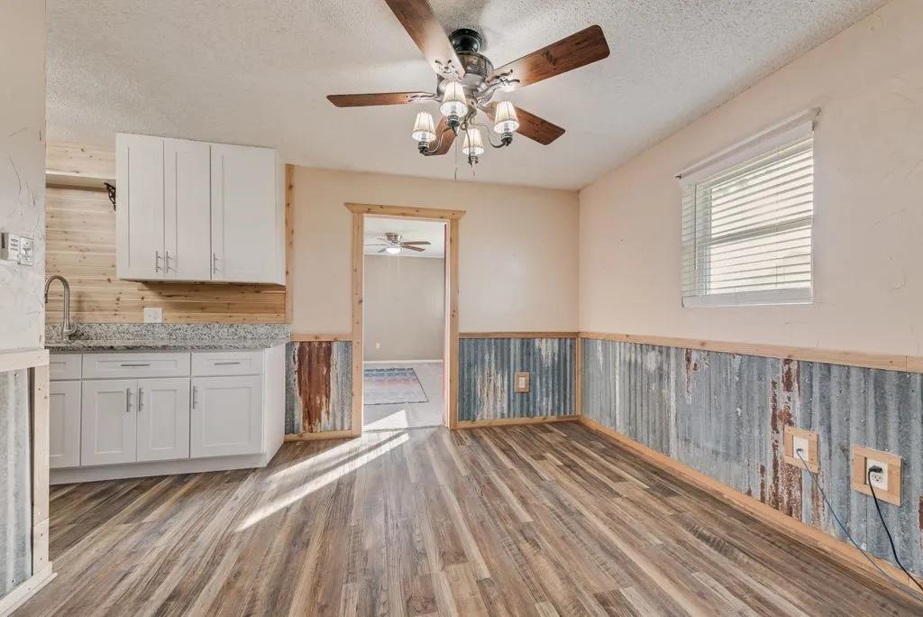 Single Family Residence For Sale in Ellis County , 220 Crump Circle, Red Oak, Texas 75154, 4 Bedroom, 2 Bathroom, Garage spaces, 1,858 Sqft, built in 1987, mls#21342213, Real Estate Agent in Red Oak, Homes For Sale in Ellis county, Homes For Sale in Red Oak, Realtor in Red Oak Texas, Real Estate Brokerage Independent Realty Texas, Luminita Cordes Realtor