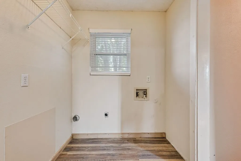 Single Family Residence For Sale in Ellis County , 220 Crump Circle, Red Oak, Texas 75154, 4 Bedroom, 2 Bathroom, Garage spaces, 1,858 Sqft, built in 1987, mls#21342213, Real Estate Agent in Red Oak, Homes For Sale in Ellis county, Homes For Sale in Red Oak, Realtor in Red Oak Texas, Real Estate Brokerage Independent Realty Texas, Luminita Cordes Realtor