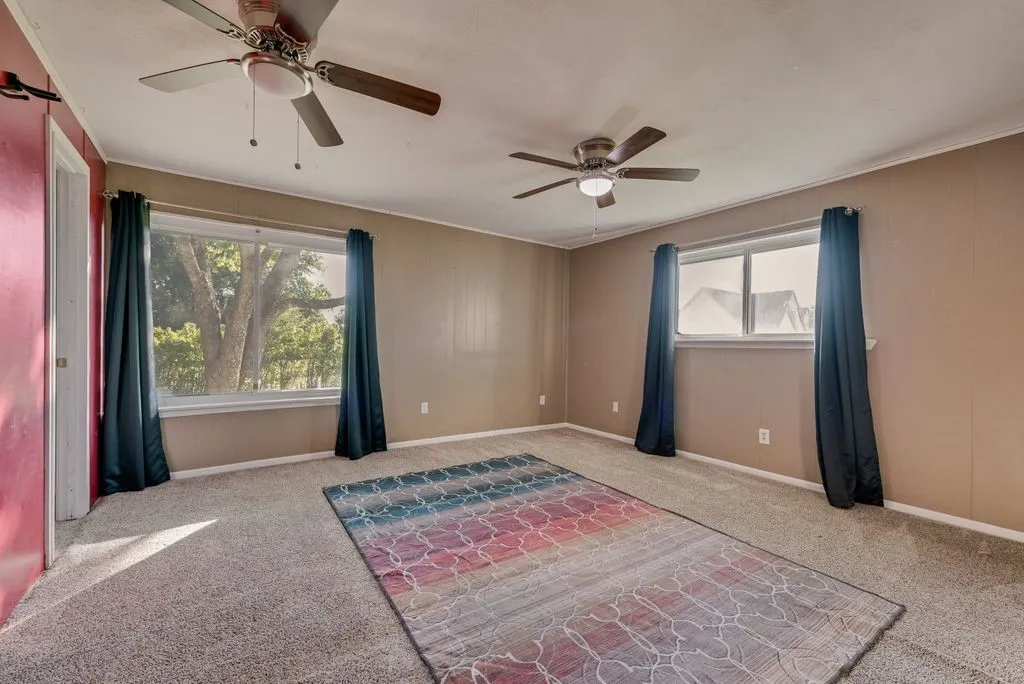 Single Family Residence For Sale in Ellis County , 220 Crump Circle, Red Oak, Texas 75154, 4 Bedroom, 2 Bathroom, Garage spaces, 1,858 Sqft, built in 1987, mls#21342213, Real Estate Agent in Red Oak, Homes For Sale in Ellis county, Homes For Sale in Red Oak, Realtor in Red Oak Texas, Real Estate Brokerage Independent Realty Texas, Luminita Cordes Realtor