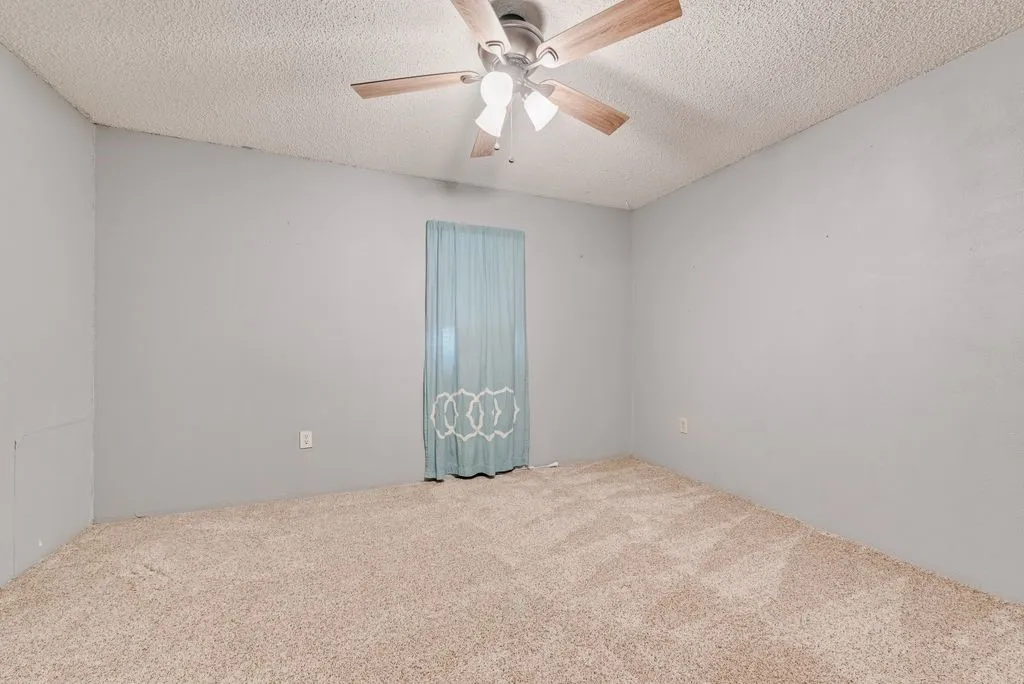 Single Family Residence For Sale in Ellis County , 220 Crump Circle, Red Oak, Texas 75154, 4 Bedroom, 2 Bathroom, Garage spaces, 1,858 Sqft, built in 1987, mls#21342213, Real Estate Agent in Red Oak, Homes For Sale in Ellis county, Homes For Sale in Red Oak, Realtor in Red Oak Texas, Real Estate Brokerage Independent Realty Texas, Luminita Cordes Realtor