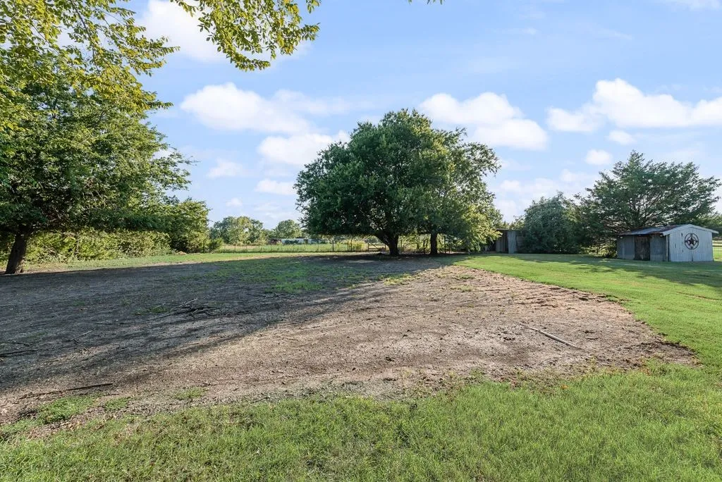 Single Family Residence For Sale in Ellis County , 220 Crump Circle, Red Oak, Texas 75154, 4 Bedroom, 2 Bathroom, Garage spaces, 1,858 Sqft, built in 1987, mls#21342213, Real Estate Agent in Red Oak, Homes For Sale in Ellis county, Homes For Sale in Red Oak, Realtor in Red Oak Texas, Real Estate Brokerage Independent Realty Texas, Luminita Cordes Realtor