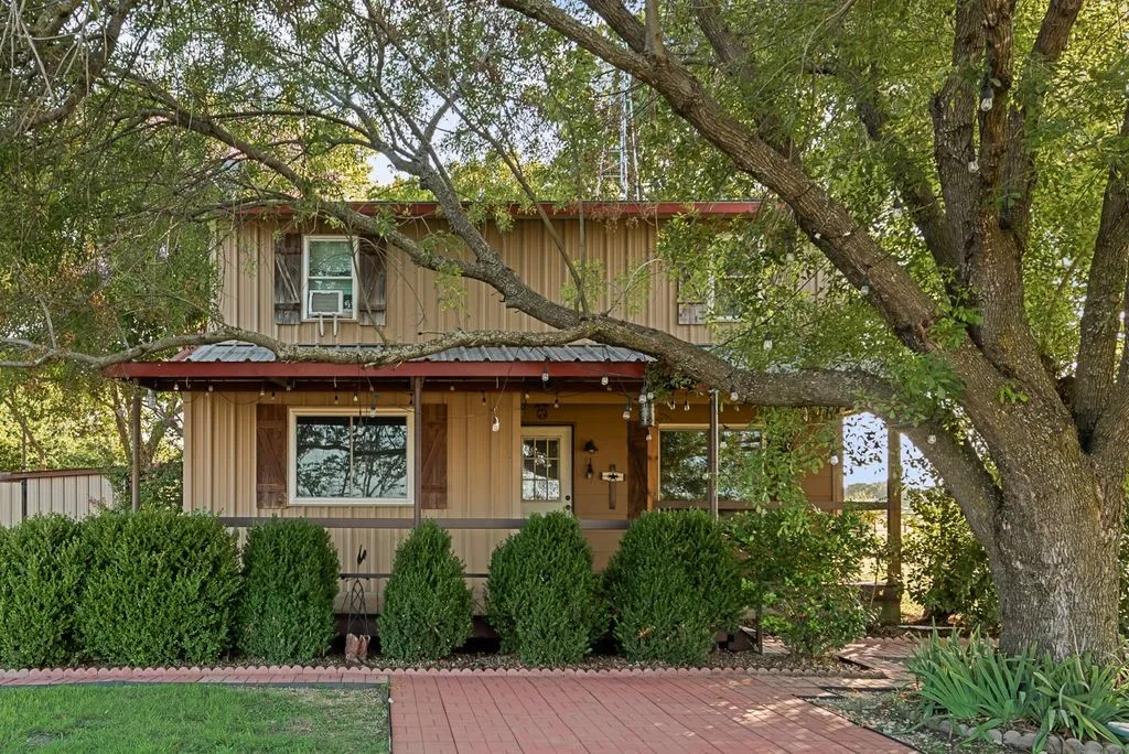 Single Family Residence For Sale in Ellis County , 220 Crump Circle, Red Oak, Texas 75154, 4 Bedroom, 2 Bathroom, Garage spaces, 1,858 Sqft, built in 1987, mls#21342213, Real Estate Agent in Red Oak, Homes For Sale in Ellis county, Homes For Sale in Red Oak, Realtor in Red Oak Texas, Real Estate Brokerage Independent Realty Texas, Luminita Cordes Realtor