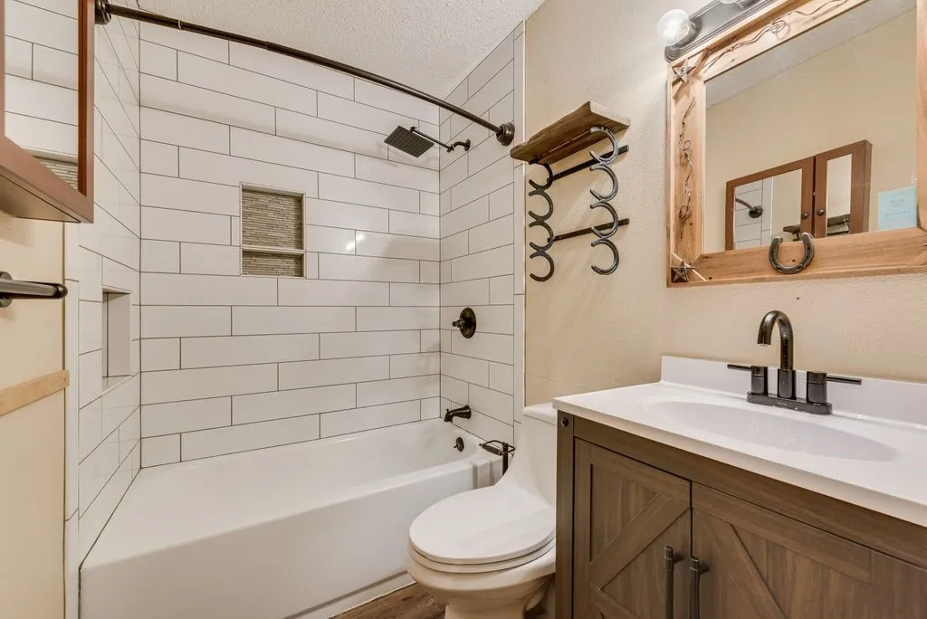 Single Family Residence For Sale in Ellis County , 220 Crump Circle, Red Oak, Texas 75154, 4 Bedroom, 2 Bathroom, Garage spaces, 1,858 Sqft, built in 1987, mls#21342213, Real Estate Agent in Red Oak, Homes For Sale in Ellis county, Homes For Sale in Red Oak, Realtor in Red Oak Texas, Real Estate Brokerage Independent Realty Texas, Luminita Cordes Realtor