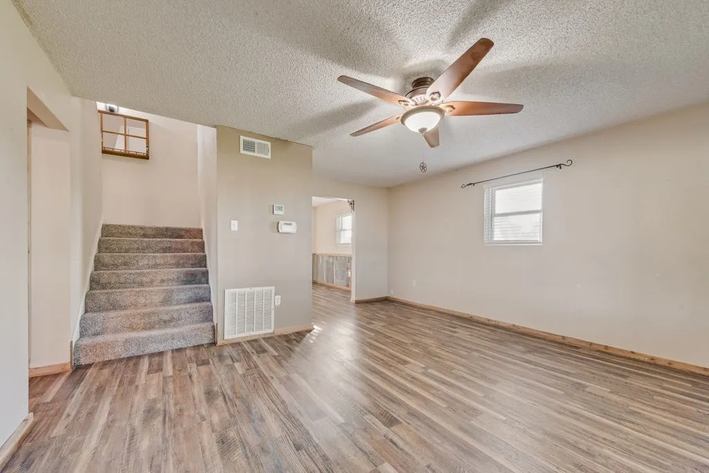 Single Family Residence For Sale in Ellis County , 220 Crump Circle, Red Oak, Texas 75154, 4 Bedroom, 2 Bathroom, Garage spaces, 1,858 Sqft, built in 1987, mls#21342213, Real Estate Agent in Red Oak, Homes For Sale in Ellis county, Homes For Sale in Red Oak, Realtor in Red Oak Texas, Real Estate Brokerage Independent Realty Texas, Luminita Cordes Realtor