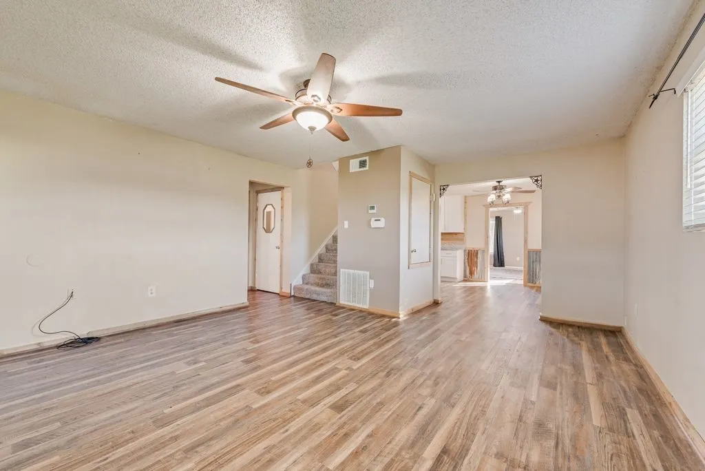 Single Family Residence For Sale in Ellis County , 220 Crump Circle, Red Oak, Texas 75154, 4 Bedroom, 2 Bathroom, Garage spaces, 1,858 Sqft, built in 1987, mls#21342213, Real Estate Agent in Red Oak, Homes For Sale in Ellis county, Homes For Sale in Red Oak, Realtor in Red Oak Texas, Real Estate Brokerage Independent Realty Texas, Luminita Cordes Realtor