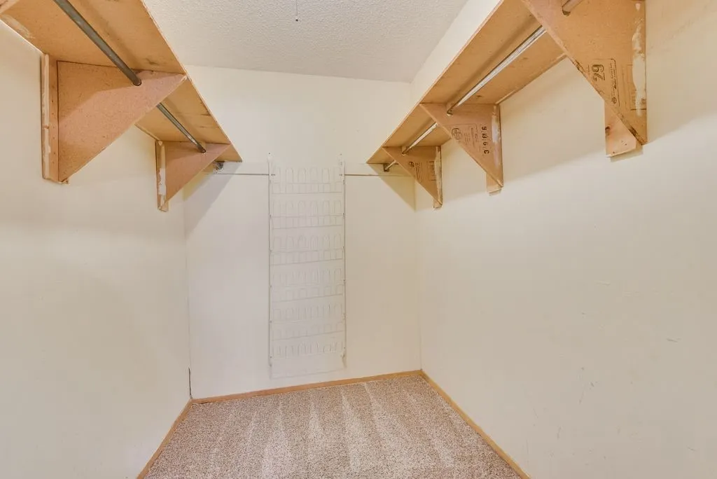 Single Family Residence For Sale in Ellis County , 220 Crump Circle, Red Oak, Texas 75154, 4 Bedroom, 2 Bathroom, Garage spaces, 1,858 Sqft, built in 1987, mls#21342213, Real Estate Agent in Red Oak, Homes For Sale in Ellis county, Homes For Sale in Red Oak, Realtor in Red Oak Texas, Real Estate Brokerage Independent Realty Texas, Luminita Cordes Realtor