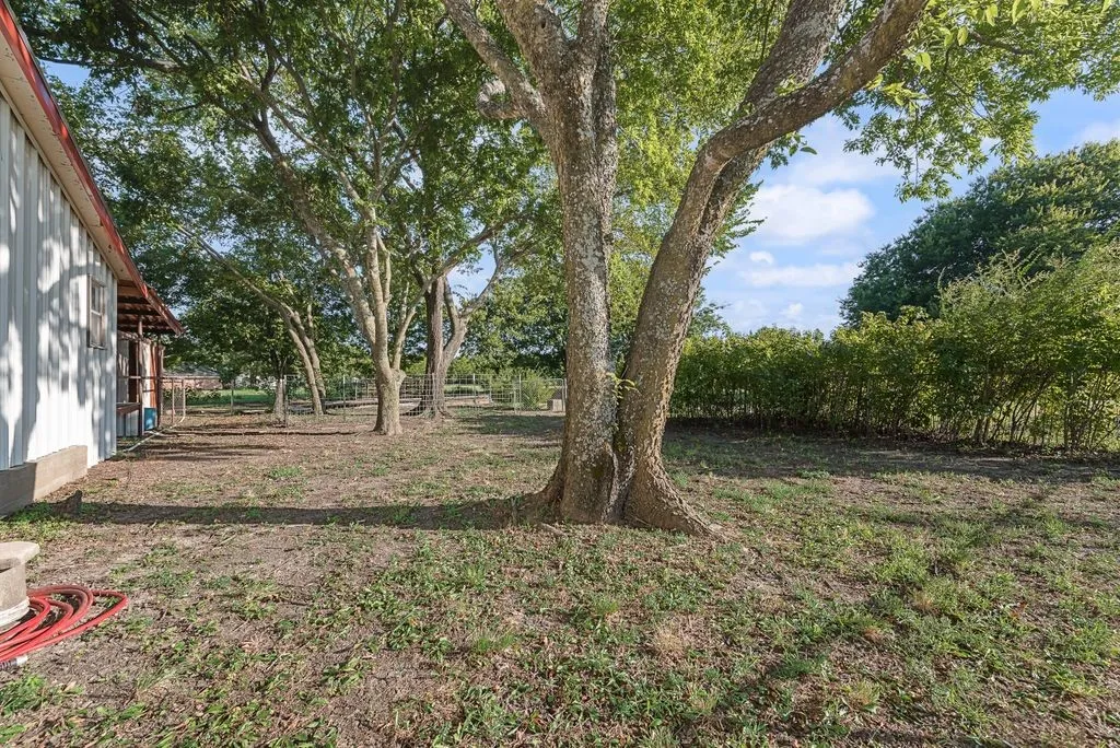 Single Family Residence For Sale in Ellis County , 220 Crump Circle, Red Oak, Texas 75154, 4 Bedroom, 2 Bathroom, Garage spaces, 1,858 Sqft, built in 1987, mls#21342213, Real Estate Agent in Red Oak, Homes For Sale in Ellis county, Homes For Sale in Red Oak, Realtor in Red Oak Texas, Real Estate Brokerage Independent Realty Texas, Luminita Cordes Realtor