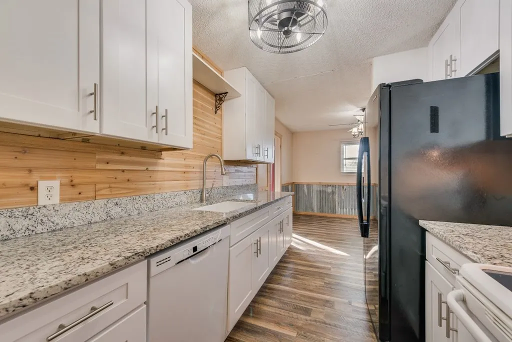 Single Family Residence For Sale in Ellis County , 220 Crump Circle, Red Oak, Texas 75154, 4 Bedroom, 2 Bathroom, Garage spaces, 1,858 Sqft, built in 1987, mls#21342213, Real Estate Agent in Red Oak, Homes For Sale in Ellis county, Homes For Sale in Red Oak, Realtor in Red Oak Texas, Real Estate Brokerage Independent Realty Texas, Luminita Cordes Realtor