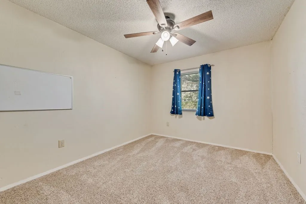 Single Family Residence For Sale in Ellis County , 220 Crump Circle, Red Oak, Texas 75154, 4 Bedroom, 2 Bathroom, Garage spaces, 1,858 Sqft, built in 1987, mls#21342213, Real Estate Agent in Red Oak, Homes For Sale in Ellis county, Homes For Sale in Red Oak, Realtor in Red Oak Texas, Real Estate Brokerage Independent Realty Texas, Luminita Cordes Realtor
