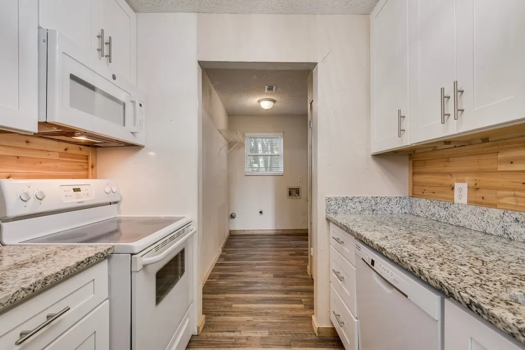 Single Family Residence For Sale in Ellis County , 220 Crump Circle, Red Oak, Texas 75154, 4 Bedroom, 2 Bathroom, Garage spaces, 1,858 Sqft, built in 1987, mls#21342213, Real Estate Agent in Red Oak, Homes For Sale in Ellis county, Homes For Sale in Red Oak, Realtor in Red Oak Texas, Real Estate Brokerage Independent Realty Texas, Luminita Cordes Realtor