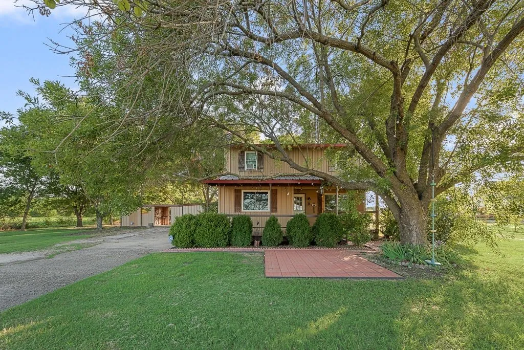 Single Family Residence For Sale in Ellis County , 220 Crump Circle, Red Oak, Texas 75154, 4 Bedroom, 2 Bathroom, Garage spaces, 1,858 Sqft, built in 1987, mls#21342213, Real Estate Agent in Red Oak, Homes For Sale in Ellis county, Homes For Sale in Red Oak, Realtor in Red Oak Texas, Real Estate Brokerage Independent Realty Texas, Luminita Cordes Realtor