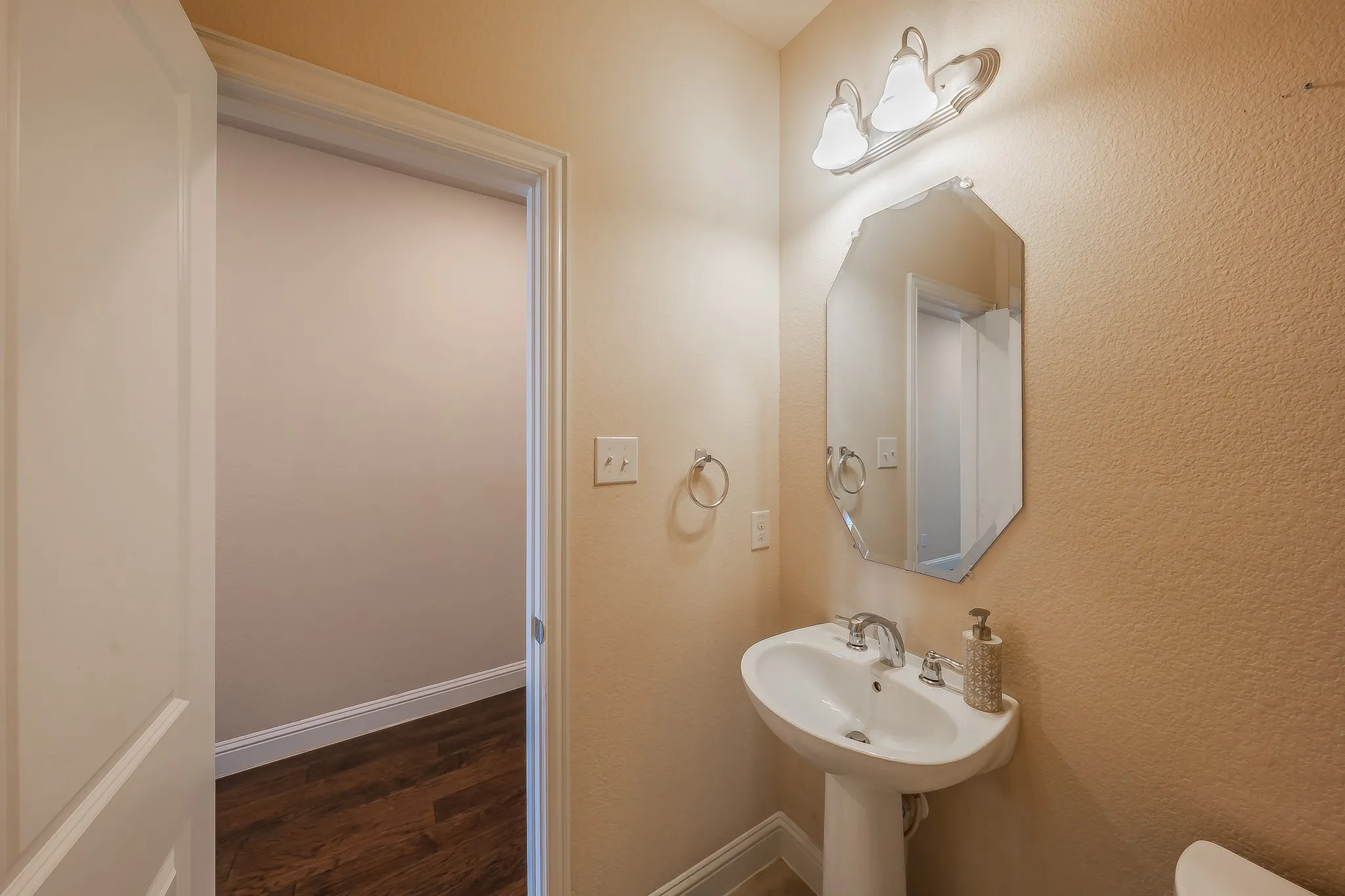 Single Family Residence For Rent in Denton County , 15505 Bluffdale Drive, Fort Worth, Texas 76262, 4 Bedroom, 4 Bathroom, Garage spaces, 2,706 Sqft, built in 2015, mls#21343164, Real Estate Agent in Fort Worth, Homes For Rent in Denton county, Homes For Rent in Fort Worth, Realtor in Fort Worth Texas, Real Estate Brokerage Independent Realty Texas, Luminita Cordes Realtor