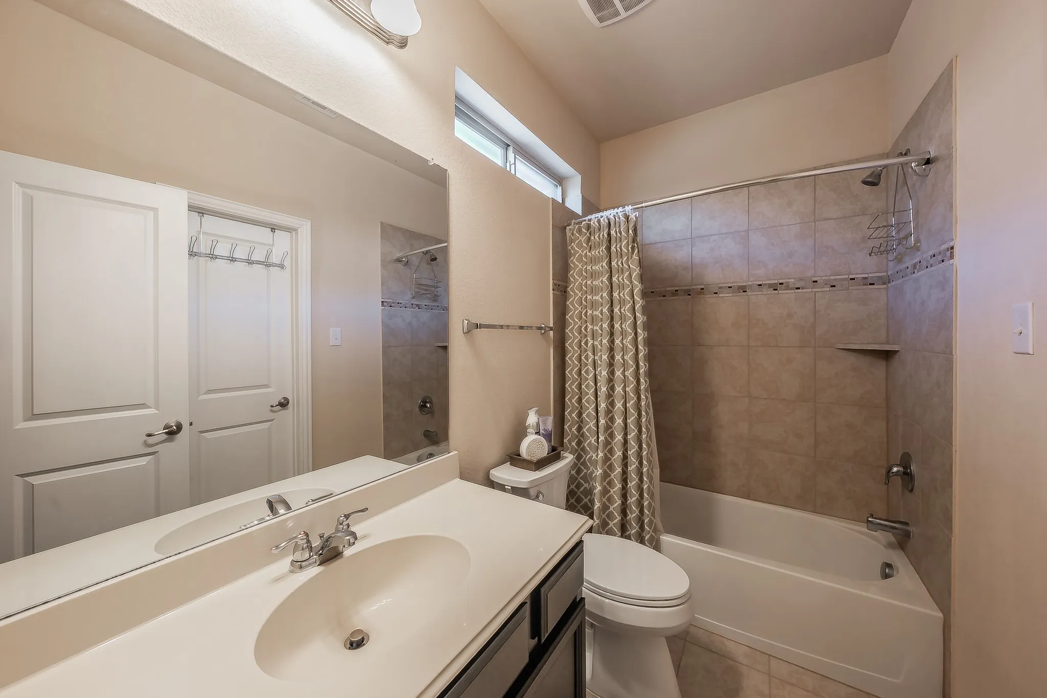 Single Family Residence For Rent in Denton County , 15505 Bluffdale Drive, Fort Worth, Texas 76262, 4 Bedroom, 4 Bathroom, Garage spaces, 2,706 Sqft, built in 2015, mls#21343164, Real Estate Agent in Fort Worth, Homes For Rent in Denton county, Homes For Rent in Fort Worth, Realtor in Fort Worth Texas, Real Estate Brokerage Independent Realty Texas, Luminita Cordes Realtor