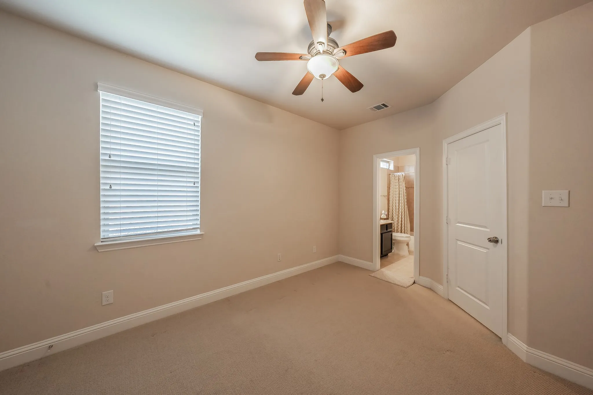 Single Family Residence For Rent in Denton County , 15505 Bluffdale Drive, Fort Worth, Texas 76262, 4 Bedroom, 4 Bathroom, Garage spaces, 2,706 Sqft, built in 2015, mls#21343164, Real Estate Agent in Fort Worth, Homes For Rent in Denton county, Homes For Rent in Fort Worth, Realtor in Fort Worth Texas, Real Estate Brokerage Independent Realty Texas, Luminita Cordes Realtor