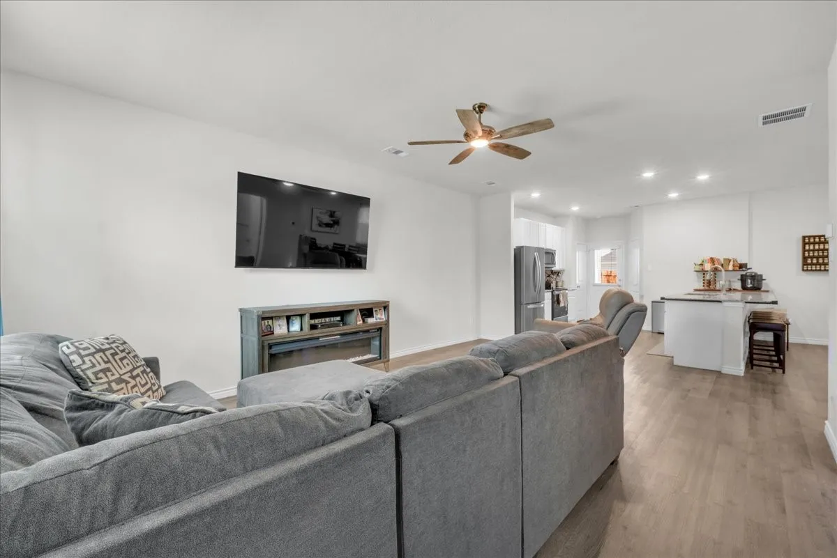 Single Family Residence For Sale in Tarrant County , 5645 Willamette Drive, Fort Worth, Texas 76119, 3 Bedroom, 3 Bathroom, 2 Garage spaces, 2,027 Sqft, built in 2022, mls#21343316, Real Estate Agent in Fort Worth, Homes For Sale in Tarrant county, Homes For Sale in Fort Worth, Realtor in Fort Worth Texas, Real Estate Brokerage Independent Realty Texas, Luminita Cordes Realtor