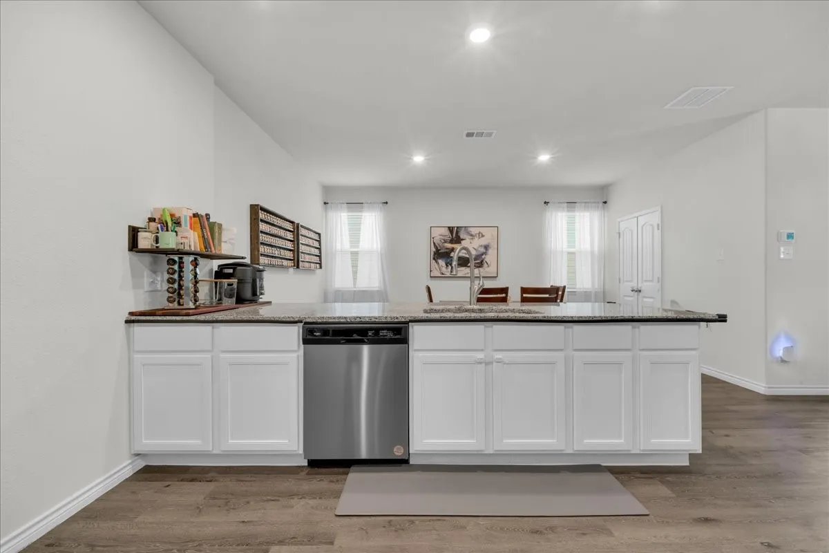 Single Family Residence For Sale in Tarrant County , 5645 Willamette Drive, Fort Worth, Texas 76119, 3 Bedroom, 3 Bathroom, 2 Garage spaces, 2,027 Sqft, built in 2022, mls#21343316, Real Estate Agent in Fort Worth, Homes For Sale in Tarrant county, Homes For Sale in Fort Worth, Realtor in Fort Worth Texas, Real Estate Brokerage Independent Realty Texas, Luminita Cordes Realtor