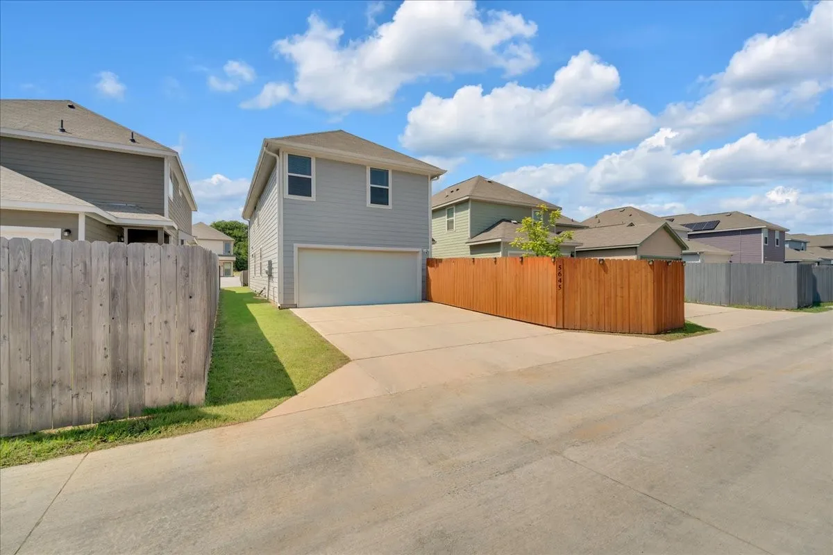 Single Family Residence For Sale in Tarrant County , 5645 Willamette Drive, Fort Worth, Texas 76119, 3 Bedroom, 3 Bathroom, 2 Garage spaces, 2,027 Sqft, built in 2022, mls#21343316, Real Estate Agent in Fort Worth, Homes For Sale in Tarrant county, Homes For Sale in Fort Worth, Realtor in Fort Worth Texas, Real Estate Brokerage Independent Realty Texas, Luminita Cordes Realtor