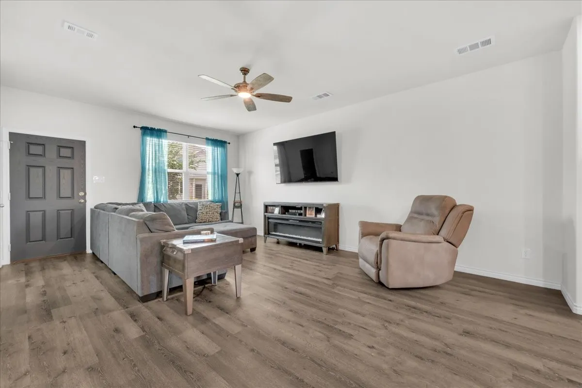 Single Family Residence For Sale in Tarrant County , 5645 Willamette Drive, Fort Worth, Texas 76119, 3 Bedroom, 3 Bathroom, 2 Garage spaces, 2,027 Sqft, built in 2022, mls#21343316, Real Estate Agent in Fort Worth, Homes For Sale in Tarrant county, Homes For Sale in Fort Worth, Realtor in Fort Worth Texas, Real Estate Brokerage Independent Realty Texas, Luminita Cordes Realtor