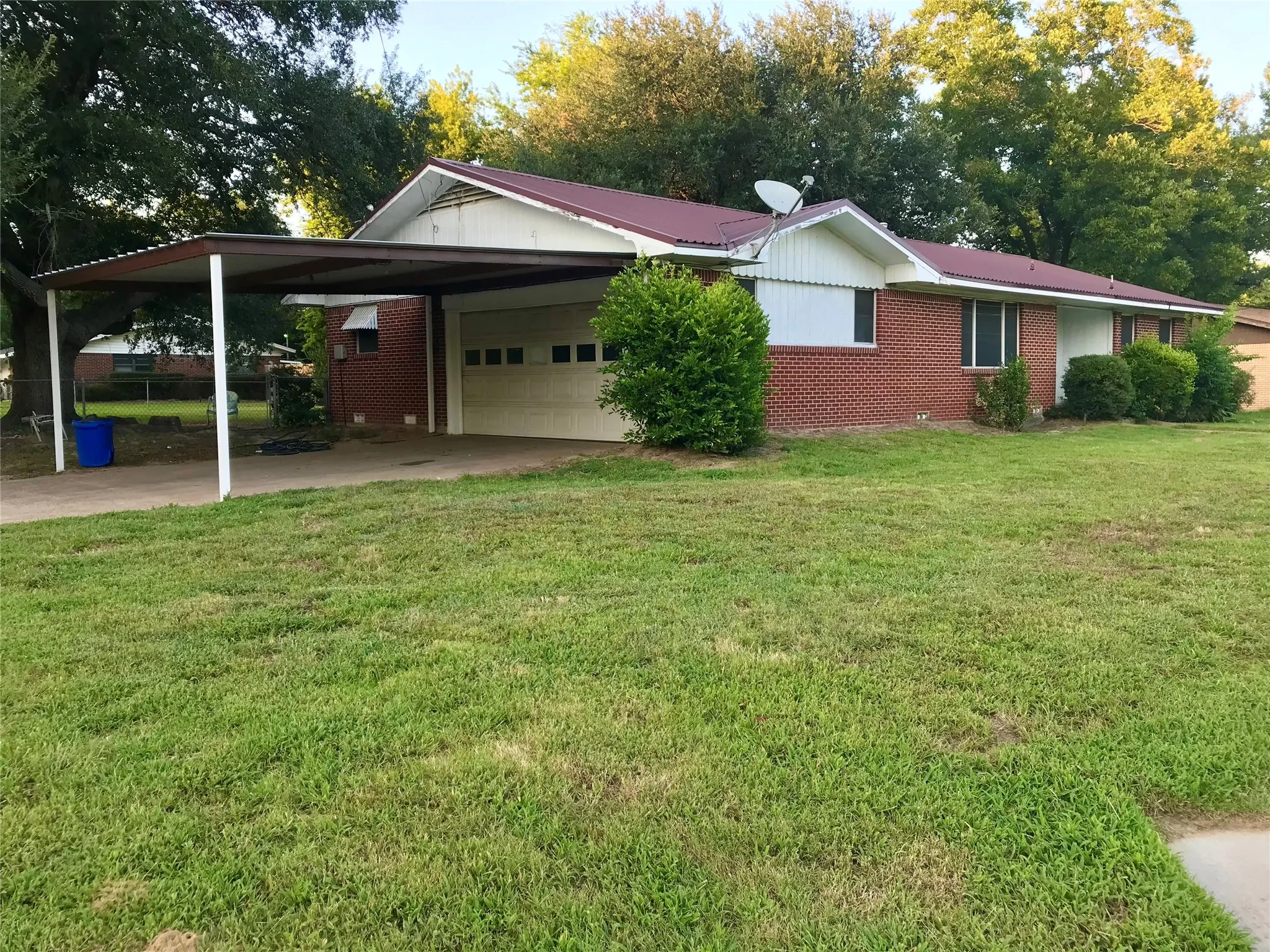 Single Family Residence For Sale in Hopkins County , 1001 College Street, Sulphur Springs, Texas 75482, 2 Bedroom, 2 Bathroom, 2 Garage spaces, 1,652 Sqft, built in 1962, mls#21343305, Real Estate Agent in Sulphur Springs, Homes For Sale in Hopkins county, Homes For Sale in Sulphur Springs, Realtor in Sulphur Springs Texas, Real Estate Brokerage Independent Realty Texas, Luminita Cordes Realtor