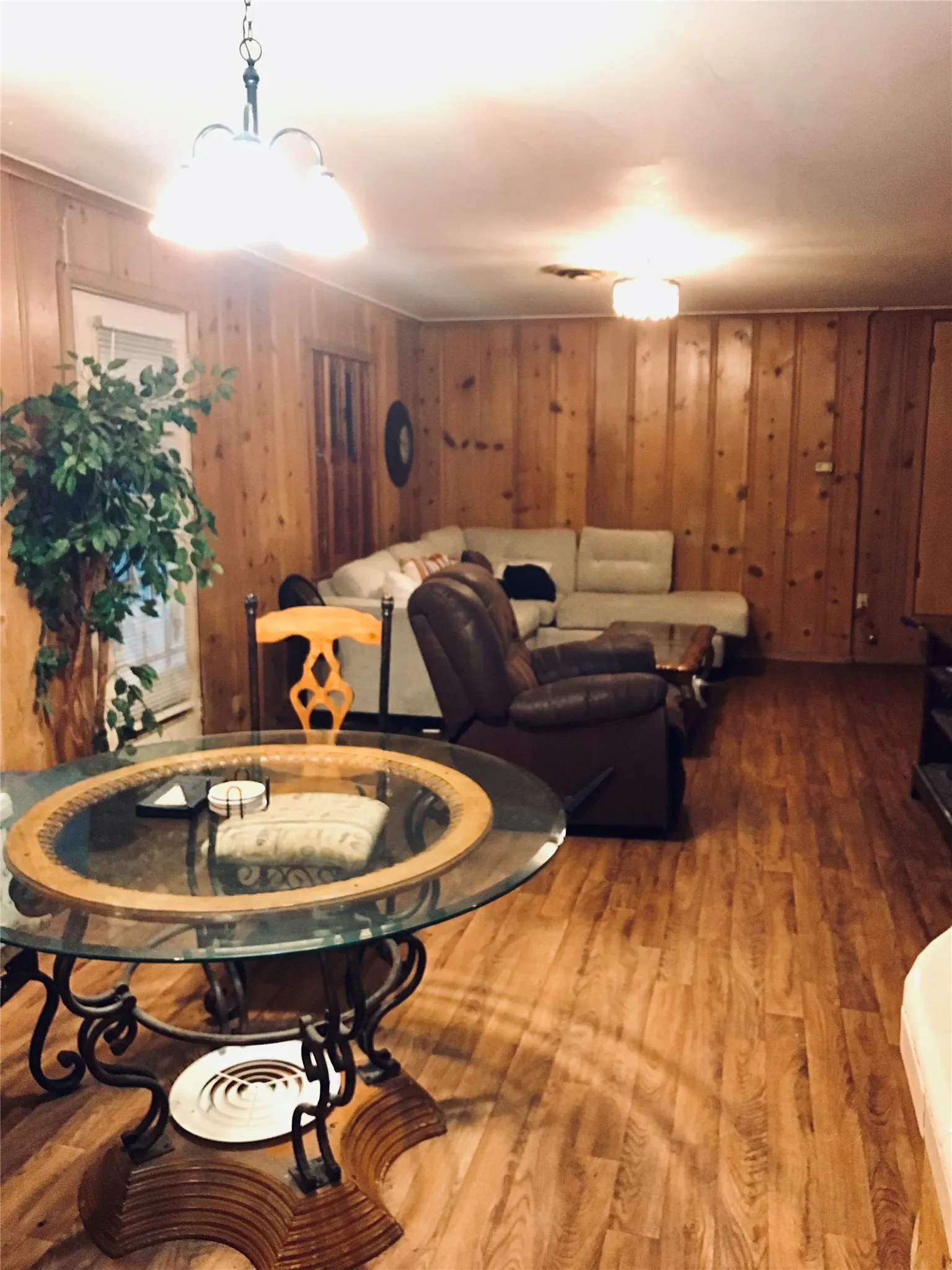 Single Family Residence For Sale in Hopkins County , 1001 College Street, Sulphur Springs, Texas 75482, 2 Bedroom, 2 Bathroom, 2 Garage spaces, 1,652 Sqft, built in 1962, mls#21343305, Real Estate Agent in Sulphur Springs, Homes For Sale in Hopkins county, Homes For Sale in Sulphur Springs, Realtor in Sulphur Springs Texas, Real Estate Brokerage Independent Realty Texas, Luminita Cordes Realtor