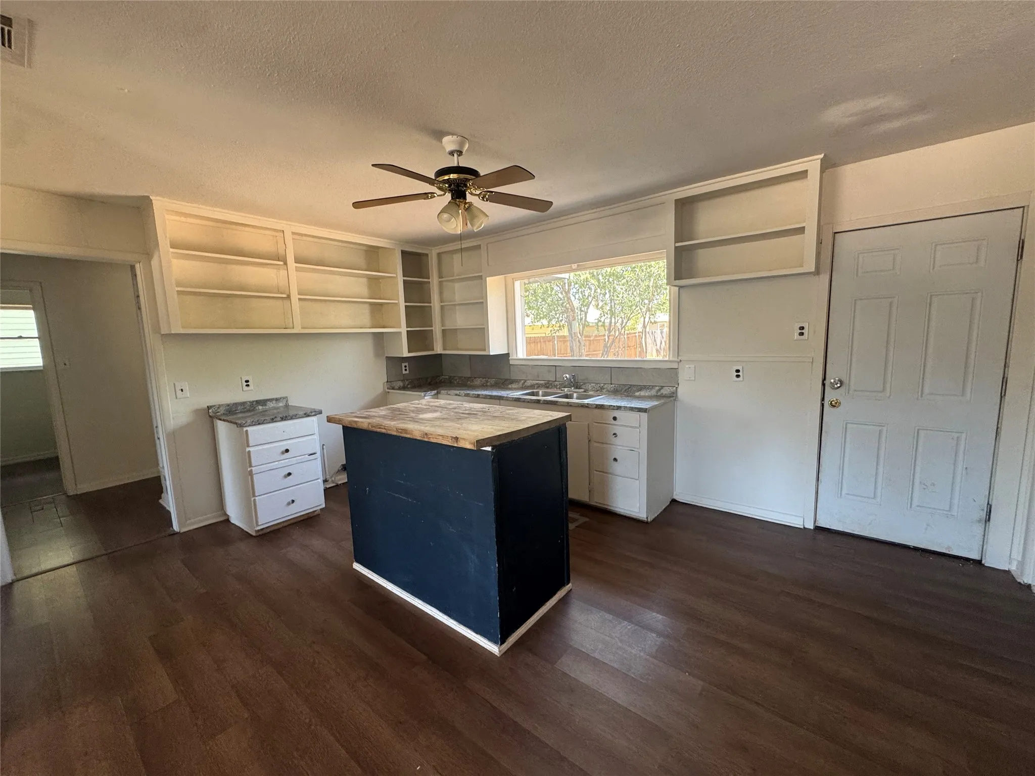 Single Family Residence For Sale in Taylor County , 802 Westmoreland Street, Abilene, Texas 79603, 3 Bedroom, 1 Bathroom, Garage spaces, 1,250 Sqft, built in 1955, mls#21340163, Real Estate Agent in Abilene, Homes For Sale in Taylor county, Homes For Sale in Abilene, Realtor in Abilene Texas, Real Estate Brokerage Independent Realty Texas, Luminita Cordes Realtor