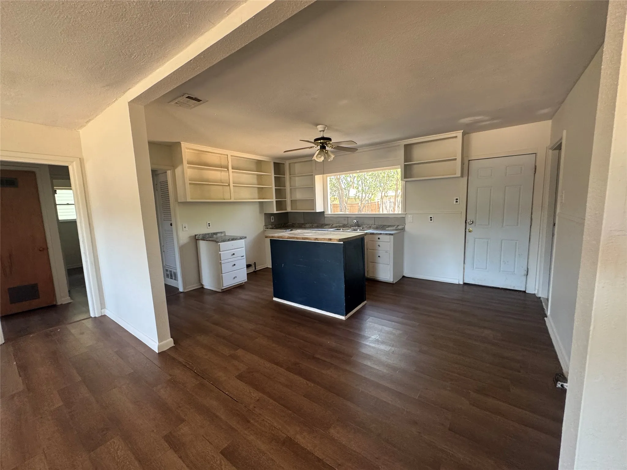 Single Family Residence For Sale in Taylor County , 802 Westmoreland Street, Abilene, Texas 79603, 3 Bedroom, 1 Bathroom, Garage spaces, 1,250 Sqft, built in 1955, mls#21340163, Real Estate Agent in Abilene, Homes For Sale in Taylor county, Homes For Sale in Abilene, Realtor in Abilene Texas, Real Estate Brokerage Independent Realty Texas, Luminita Cordes Realtor