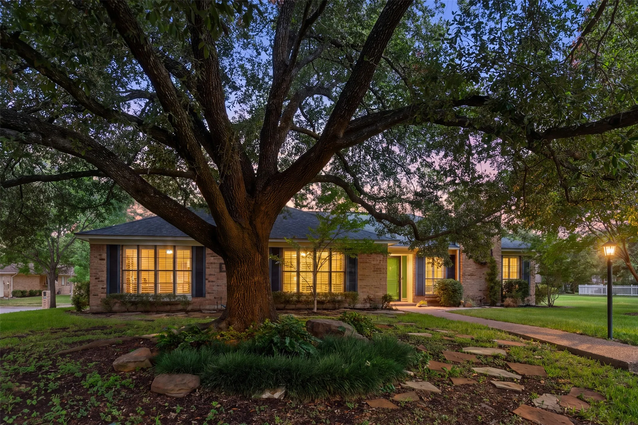Single Family Residence For Sale in Mc Lennan County , 2825 Chimney Hill Drive, Waco, Texas 76708, 3 Bedroom, 2 Bathroom, 2 Garage spaces, 2,087 Sqft, built in 1980, mls#21343344, Real Estate Agent in Waco, Homes For Sale in Mc Lennan county, Homes For Sale in Waco, Realtor in Waco Texas, Real Estate Brokerage Independent Realty Texas, Luminita Cordes Realtor